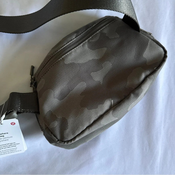 🆕🩶 OG Lululemon Everywhere Belt Bag - Heritage Camo Max Rover White Opal - Picture 3 of 8